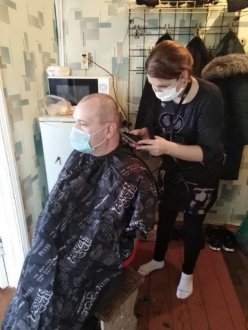 Сотрудники КЦСОН Лысогорского района совместно с волонтерами провели благотворительную акцию «Настроение красоты»