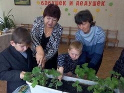 В ГАУ СО ЦСЗН Лысогорского района прошли мероприятия, посвященные Дню бабушек и дедушек России.