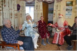 Сотрудники Лысогорского КЦСОН поздравляют получателей социальных услуг  с наступающим Новым Годом.