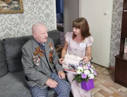 Сотрудники Лысогорского центра социального обслуживания поздравили участника Великой Отечественной войны Михаила Александровича Щербакова