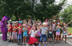 22 июля 2019 года воспитанники лагеря с дневным пребыванием при ГАУ СО КЦСОН Лысогорского района попали в разноцветное лето