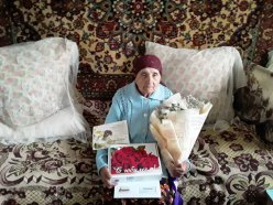 Сотрудники Лысогорского КЦСОН поздравили  с 90-летием жительницу р.п. Лысые Горы,  труженицу тыла Коннову Евгению Ивановну