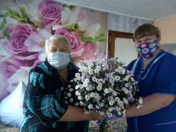 Сотрудники Лысогорского КЦСОН поздравляют подопечных с Днем пожилого человека