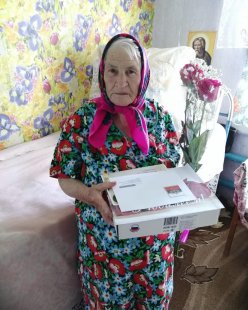 Сотрудники Лысогорского КЦСОН поздравили  с 90-летием жительницу с. Большая Рельня,  труженика тыла Тюмерину Антонину Степановну