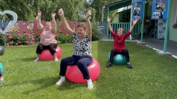 Занятие по адаптивной физкультуре на фитболах