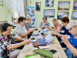  Получатели услуг создали своими руками традиционную куклу-кубышку
