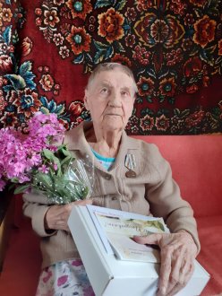 Сотрудники Лысогорского КЦСОН поздравили  с 95-летием жительницу с. Ключи,  вдову ветерана ВОВ   А.И. Петрову.