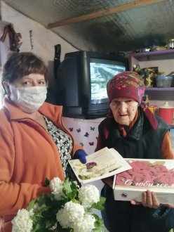 Сотрудники Лысогорского КЦСОН поздравили  с 90-летием жительницу с. Парижская Коммуна,  труженика тыла Голопузенко Анну Васильевну
