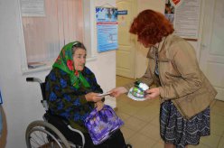 В ГАУ СО ЦСЗН Лысогорского района прошла акция «Согреем ладони, разгладим морщины»