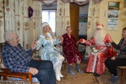 Сотрудники Лысогорского ЦСЗН поздравили получателей социальных услуг  с наступающим Новым Годом