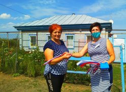 Сотрудники Лысогорского КЦСОН   активно участвуют в проведении мероприятий ко Дню Государственного Флага РФ.	