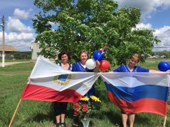 Сотрудники Лысогорского КЦСОН принимают активное участие в патриотической акции «Флаги России. 12 июня»