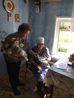 Сотрудники Лысогорского КЦСОН поздравили с 95-летием жительницу с. Большая Рельня, труженицу тыла А.М. Некрасову