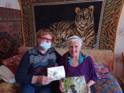 Сотрудники Лысогорского КЦСОН поздравили  с 90-летием жительницу р.п. Лысые Горы,  ветерана труда А.М. Кузнецову