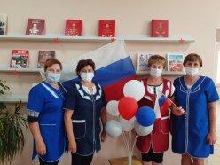 Сотрудники Лысогорского КЦСОН   активно участвовали в проведении мероприятий ко Дню Государственного Флага РФ.	