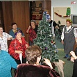 Слушатели "Университета 50+"  вокруг новогодней елки