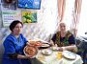 Лысогорские социальные работники угощают своих подопечных блинами